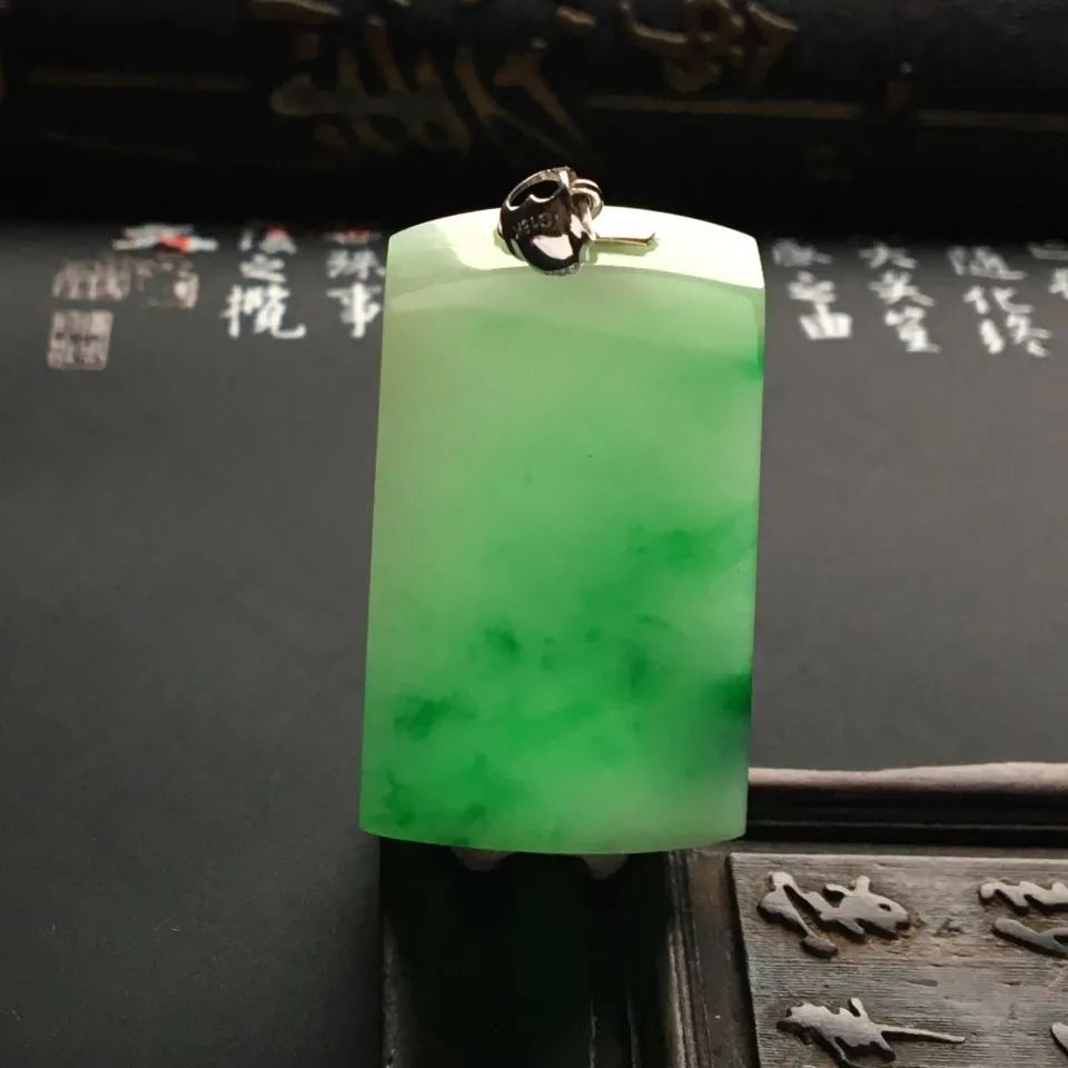 翡翠方牌磅礴大气,方寸之间尽显佩戴者的个性魅力!-第9张图片-翡翠网 翡翠方牌磅礴大气,方寸之间尽显佩戴者的个性魅力!-第9张图片-翡翠网