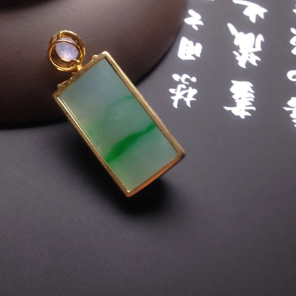 翡翠方牌磅礴大气,方寸之间尽显佩戴者的个性魅力!-第8张图片-翡翠网 翡翠方牌磅礴大气,方寸之间尽显佩戴者的个性魅力!-第8张图片-翡翠网