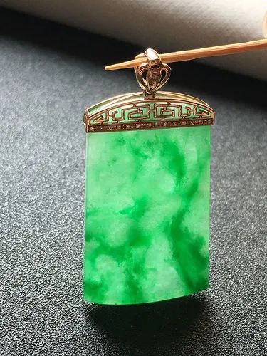 翡翠方牌磅礴大气,方寸之间尽显佩戴者的个性魅力!-第10张图片-翡翠网 翡翠方牌磅礴大气,方寸之间尽显佩戴者的个性魅力!-第10张图片-翡翠网