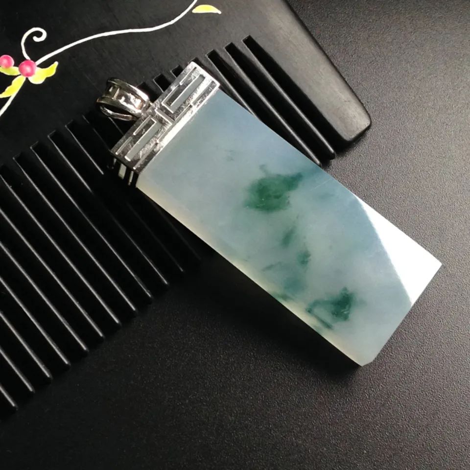 翡翠方牌磅礴大气,方寸之间尽显佩戴者的个性魅力!-第11张图片-翡翠网 翡翠方牌磅礴大气,方寸之间尽显佩戴者的个性魅力!-第11张图片-翡翠网