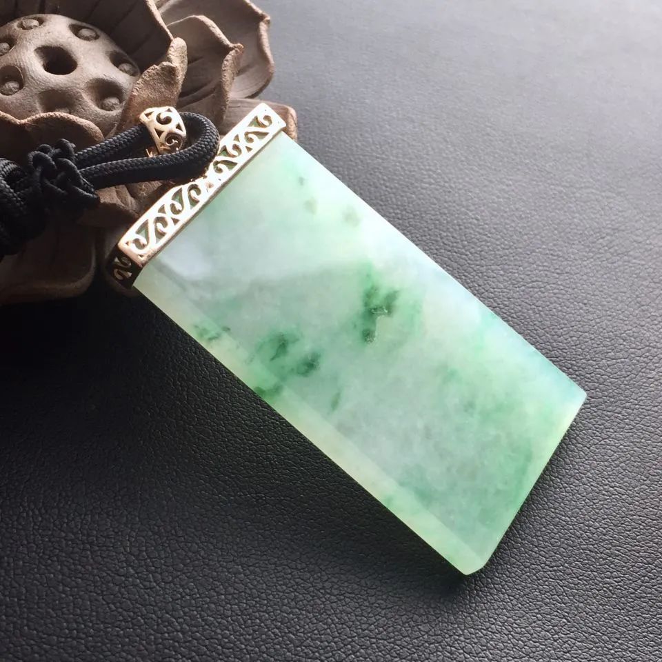 翡翠方牌磅礴大气,方寸之间尽显佩戴者的个性魅力!-第12张图片-翡翠网 翡翠方牌磅礴大气,方寸之间尽显佩戴者的个性魅力!-第12张图片-翡翠网