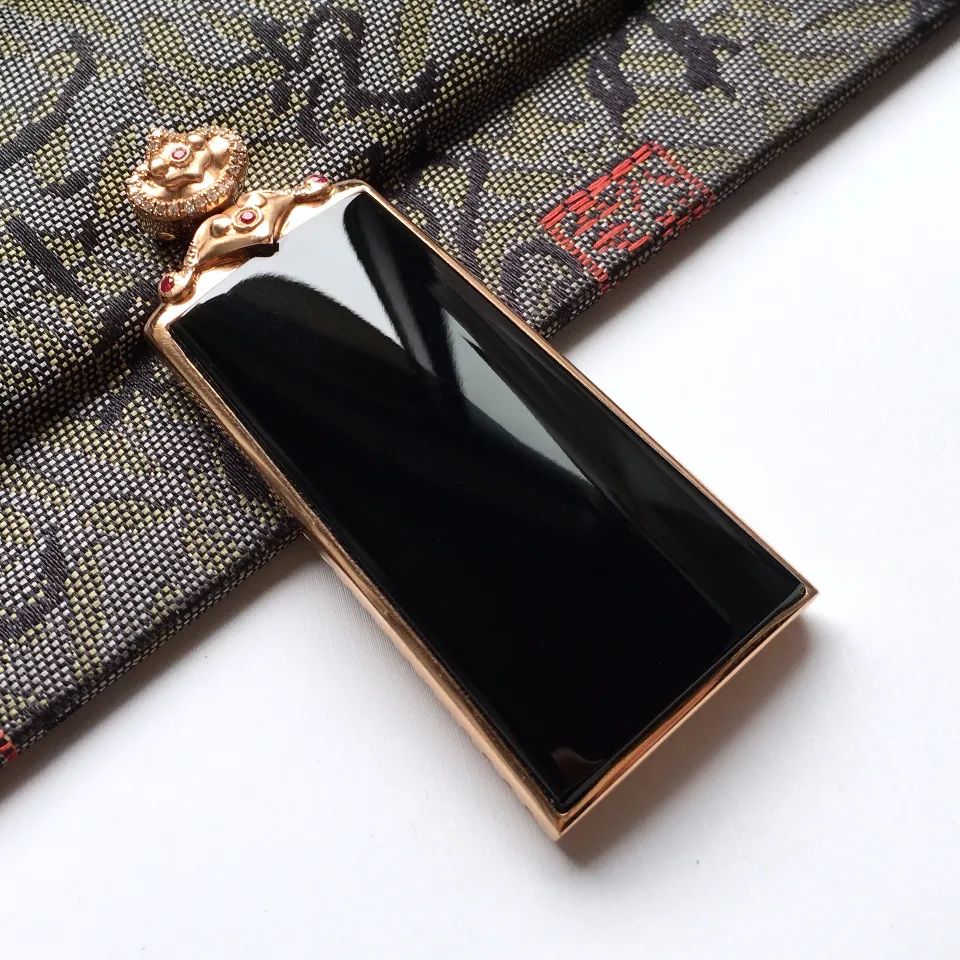 翡翠方牌磅礴大气,方寸之间尽显佩戴者的个性魅力!-第13张图片-翡翠网 翡翠方牌磅礴大气,方寸之间尽显佩戴者的个性魅力!-第13张图片-翡翠网