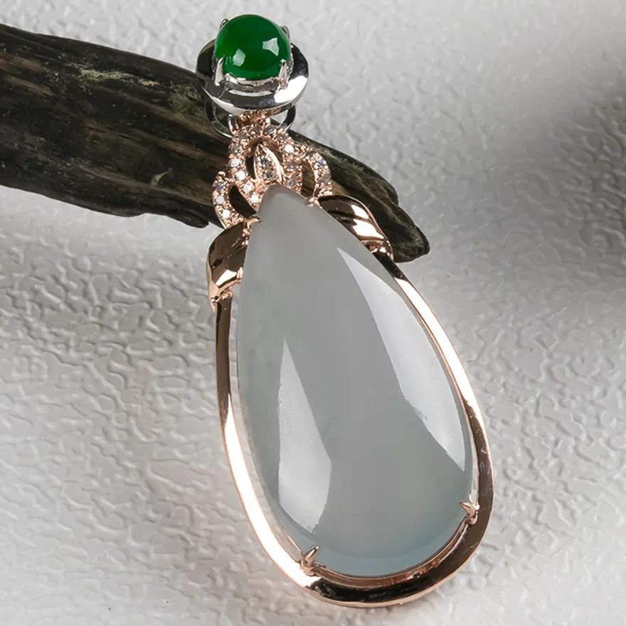 水滴形翡翠吊坠纯净清透,在挑选时应该注意什么呢?-第3张图片-翡翠网 水滴形翡翠吊坠纯净清透,在挑选时应该注意什么呢?-第3张图片-翡翠网