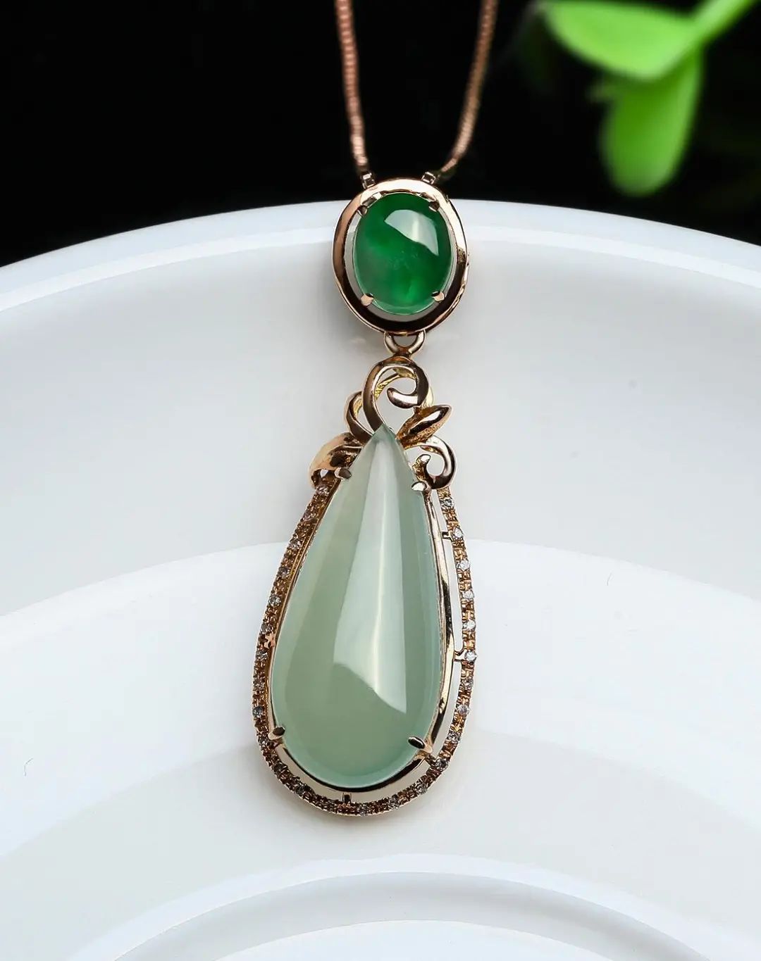 水滴形翡翠吊坠纯净清透,在挑选时应该注意什么呢?-第2张图片-翡翠网 水滴形翡翠吊坠纯净清透,在挑选时应该注意什么呢?-第2张图片-翡翠网