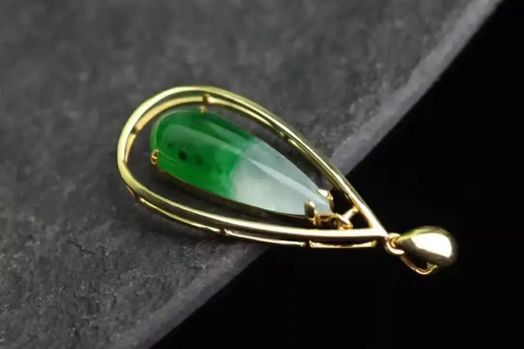水滴形翡翠吊坠纯净清透,在挑选时应该注意什么呢?-第4张图片-翡翠网 水滴形翡翠吊坠纯净清透,在挑选时应该注意什么呢?-第4张图片-翡翠网