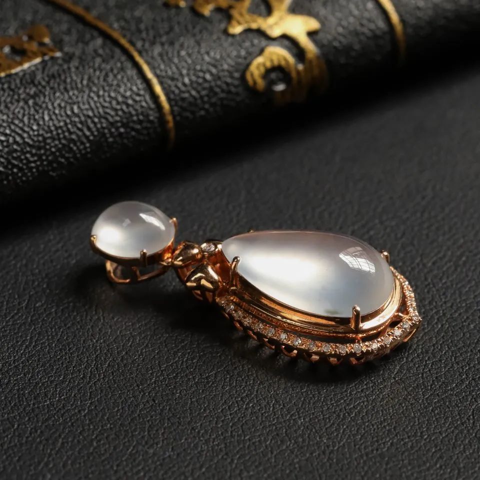 水滴形翡翠吊坠纯净清透,在挑选时应该注意什么呢?-第5张图片-翡翠网 水滴形翡翠吊坠纯净清透,在挑选时应该注意什么呢?-第5张图片-翡翠网