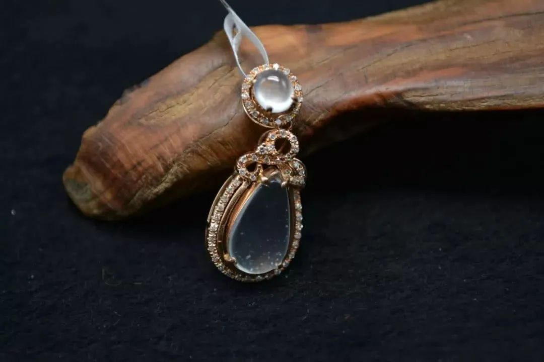 水滴形翡翠吊坠纯净清透,在挑选时应该注意什么呢?-第6张图片-翡翠网 水滴形翡翠吊坠纯净清透,在挑选时应该注意什么呢?-第6张图片-翡翠网