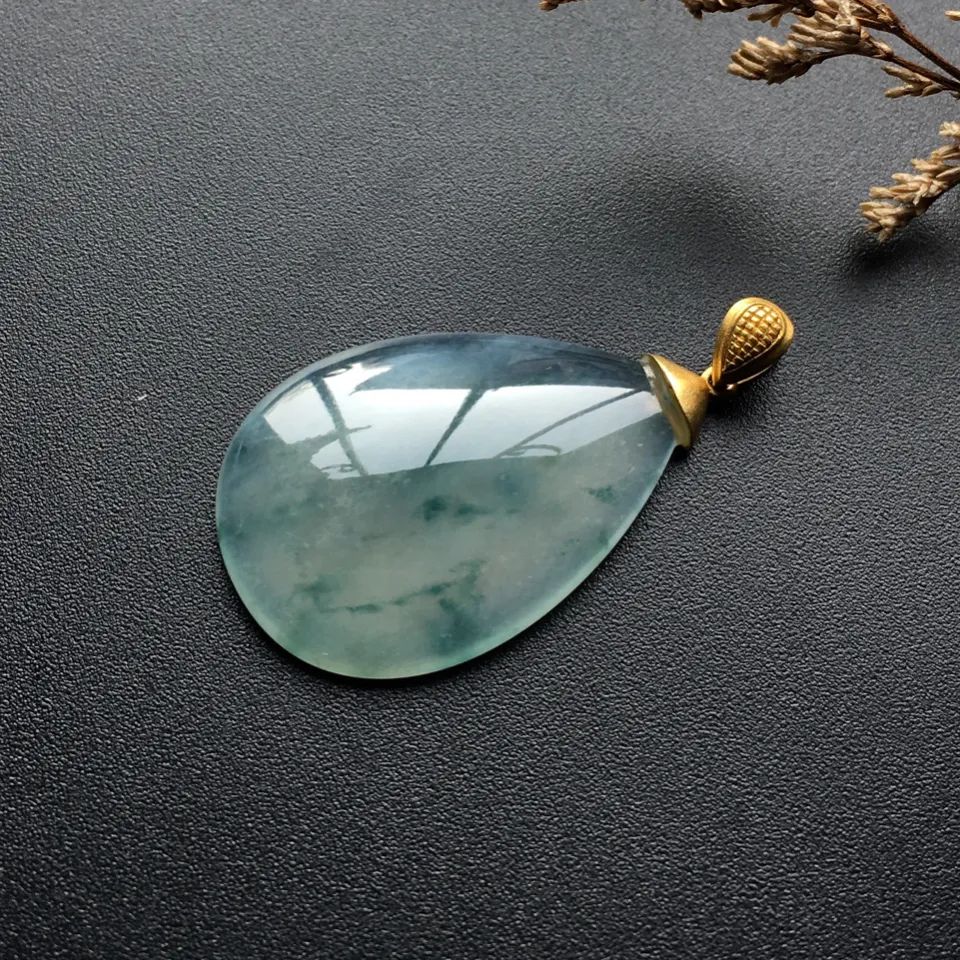 水滴形翡翠吊坠纯净清透,在挑选时应该注意什么呢?-第7张图片-翡翠网 水滴形翡翠吊坠纯净清透,在挑选时应该注意什么呢?-第7张图片-翡翠网