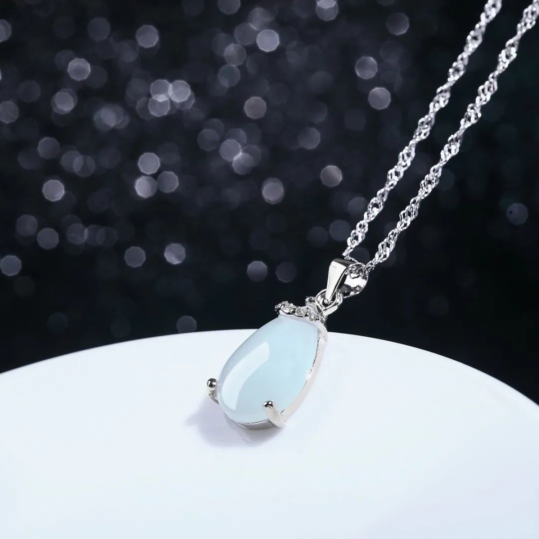 水滴形翡翠吊坠纯净清透,在挑选时应该注意什么呢?-第8张图片-翡翠网 水滴形翡翠吊坠纯净清透,在挑选时应该注意什么呢?-第8张图片-翡翠网