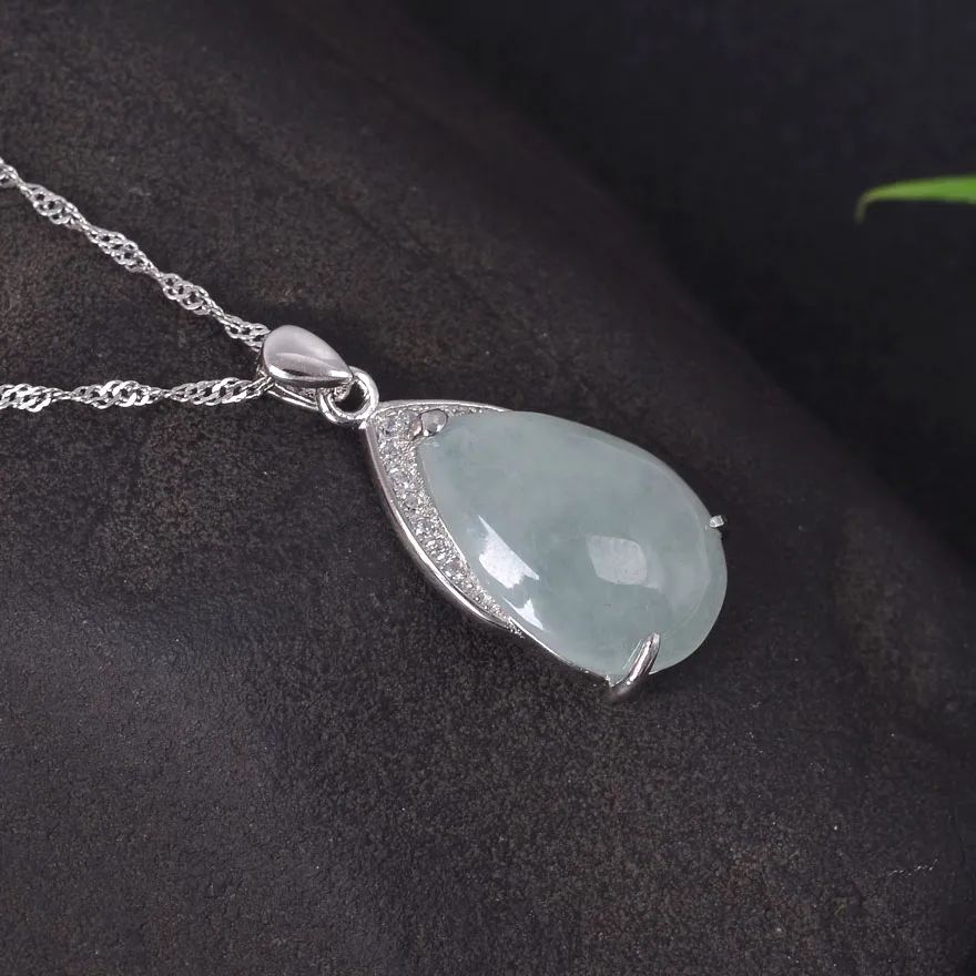 水滴形翡翠吊坠纯净清透,在挑选时应该注意什么呢?-第9张图片-翡翠网 水滴形翡翠吊坠纯净清透,在挑选时应该注意什么呢?-第9张图片-翡翠网