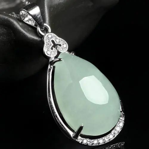 水滴形翡翠吊坠纯净清透,在挑选时应该注意什么呢?-第10张图片-翡翠网 水滴形翡翠吊坠纯净清透,在挑选时应该注意什么呢?-第10张图片-翡翠网