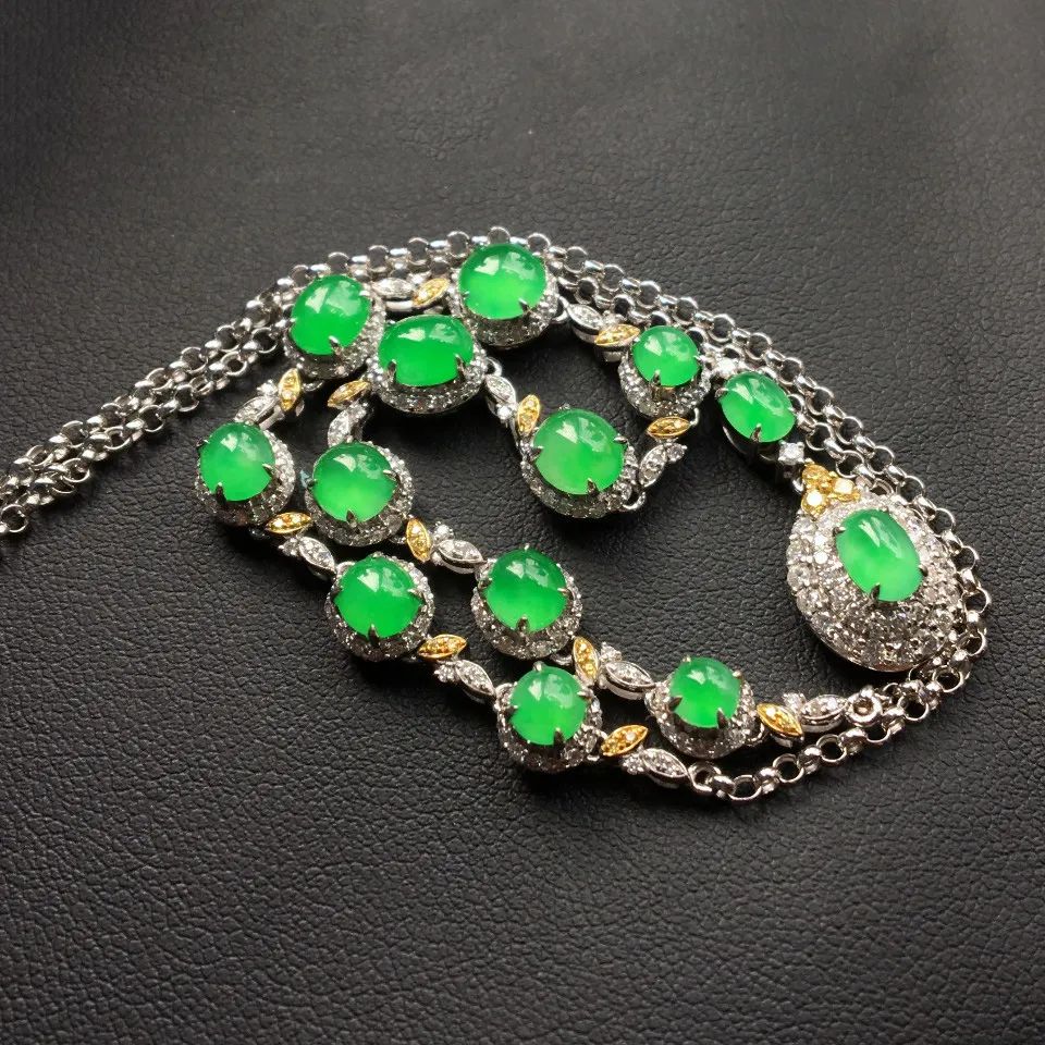 翡翠项链与美丽佳人搭配， 象征着幸福和满足！-第10张图片-翡翠网