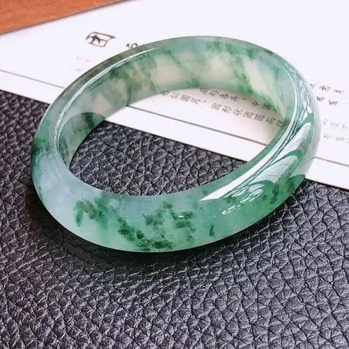 你知道翡翠贵妃镯的故事吗？它适合哪些人佩戴呢？-第5张图片-翡翠网