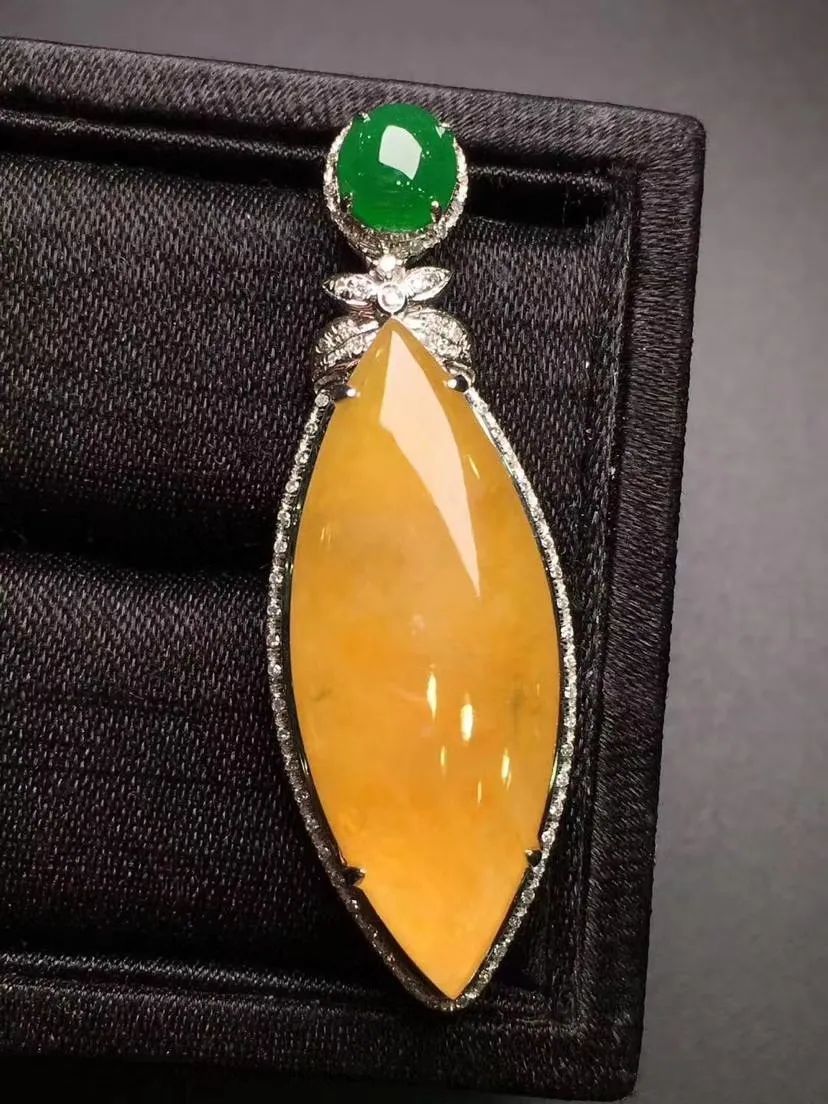 有金翡翠之称的黄翡,适不适合男士佩戴呢?-第8张图片-翡翠网 有金翡翠之称的黄翡,适不适合男士佩戴呢?-第8张图片-翡翠网