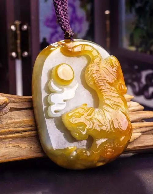 有金翡翠之称的黄翡,适不适合男士佩戴呢?-第10张图片-翡翠网 有金翡翠之称的黄翡,适不适合男士佩戴呢?-第10张图片-翡翠网