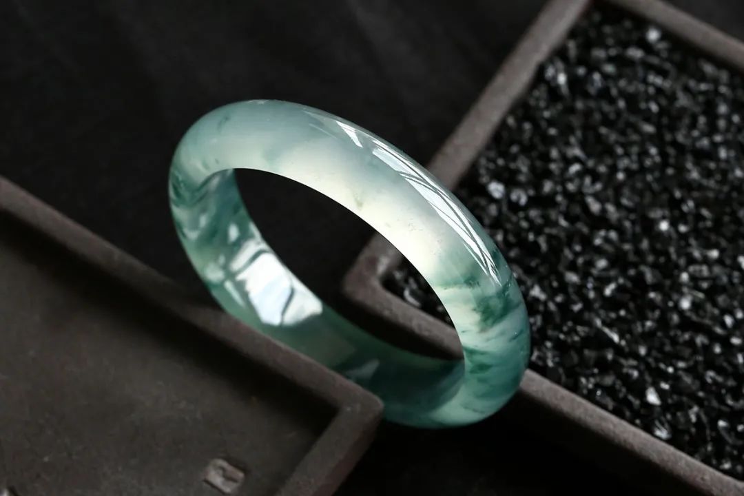 看懂了翡翠的光泽,你才算看懂了翡翠!-第9张图片-翡翠网 看懂了翡翠的光泽,你才算看懂了翡翠!-第9张图片-翡翠网