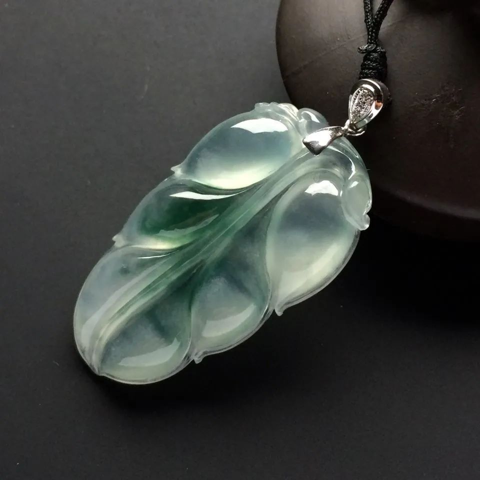 这几种翡翠寓意美好又百搭!你心动了吗?-第1张图片-翡翠网 这几种翡翠寓意美好又百搭!你心动了吗?-第1张图片-翡翠网