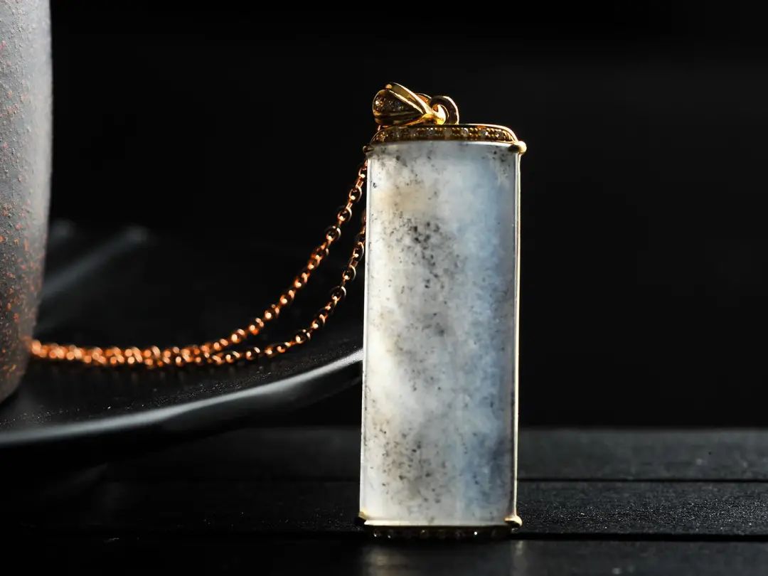 墨翠宛如一幅山水泼墨画,乌鸡种翡翠也美得另类,我们要如何区分它们呢?-第2张图片-翡翠网 墨翠宛如一幅山水泼墨画,乌鸡种翡翠也美得另类,我们要如何区分它们呢?-第2张图片-翡翠网