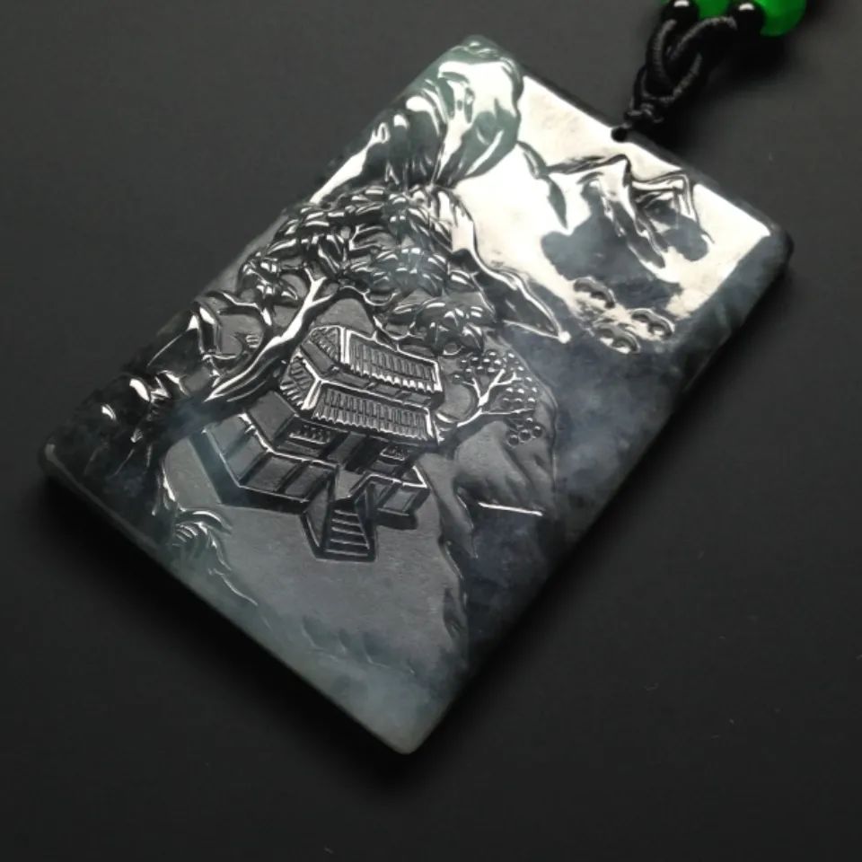 墨翠宛如一幅山水泼墨画,乌鸡种翡翠也美得另类,我们要如何区分它们呢?-第3张图片-翡翠网 墨翠宛如一幅山水泼墨画,乌鸡种翡翠也美得另类,我们要如何区分它们呢?-第3张图片-翡翠网