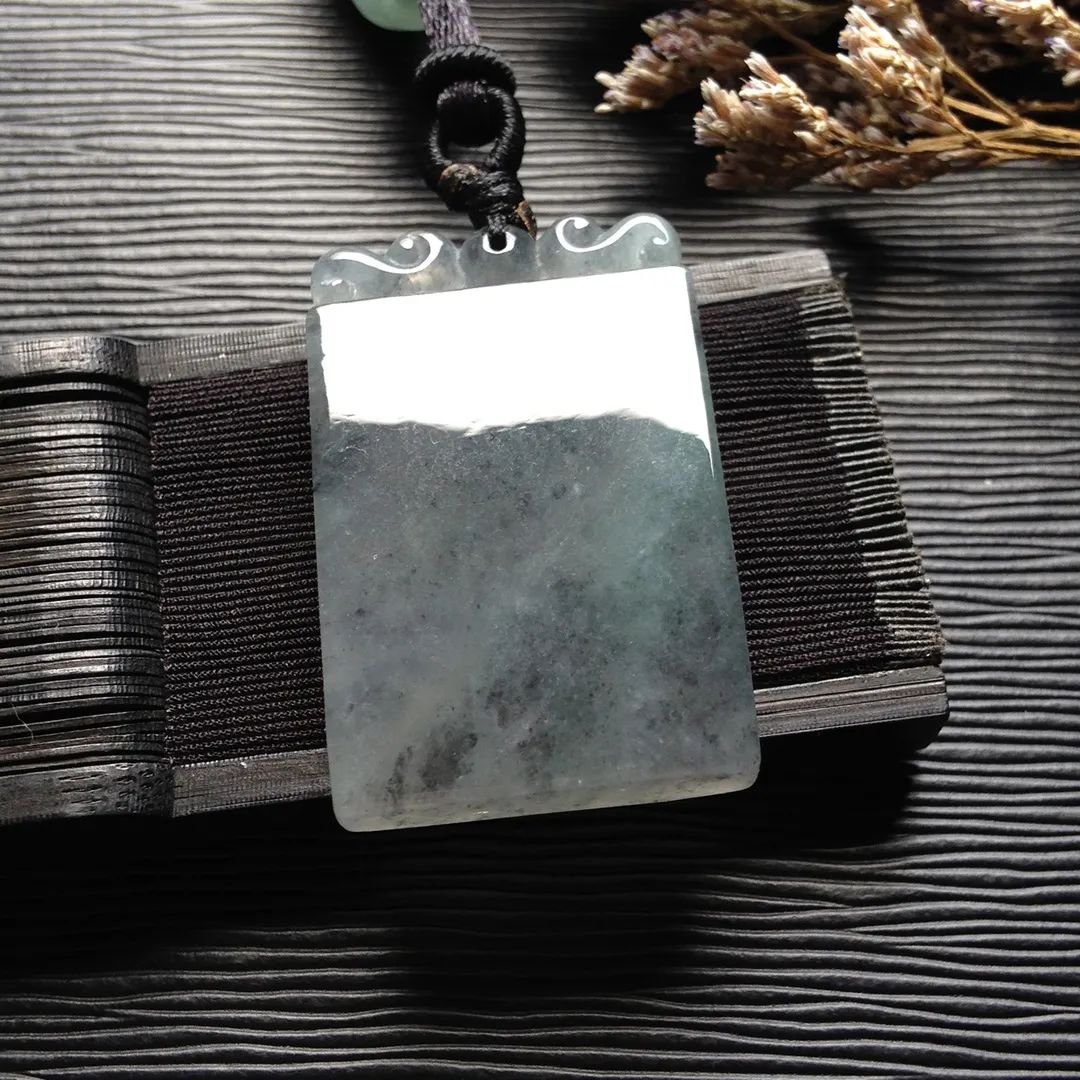 墨翠宛如一幅山水泼墨画,乌鸡种翡翠也美得另类,我们要如何区分它们呢?-第5张图片-翡翠网 墨翠宛如一幅山水泼墨画,乌鸡种翡翠也美得另类,我们要如何区分它们呢?-第5张图片-翡翠网