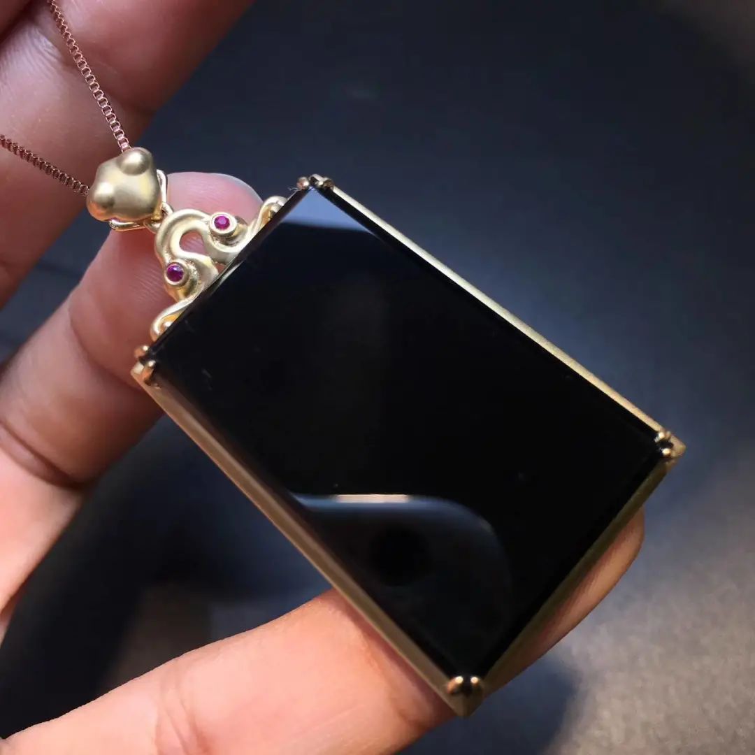 墨翠宛如一幅山水泼墨画,乌鸡种翡翠也美得另类,我们要如何区分它们呢?-第7张图片-翡翠网 墨翠宛如一幅山水泼墨画,乌鸡种翡翠也美得另类,我们要如何区分它们呢?-第7张图片-翡翠网