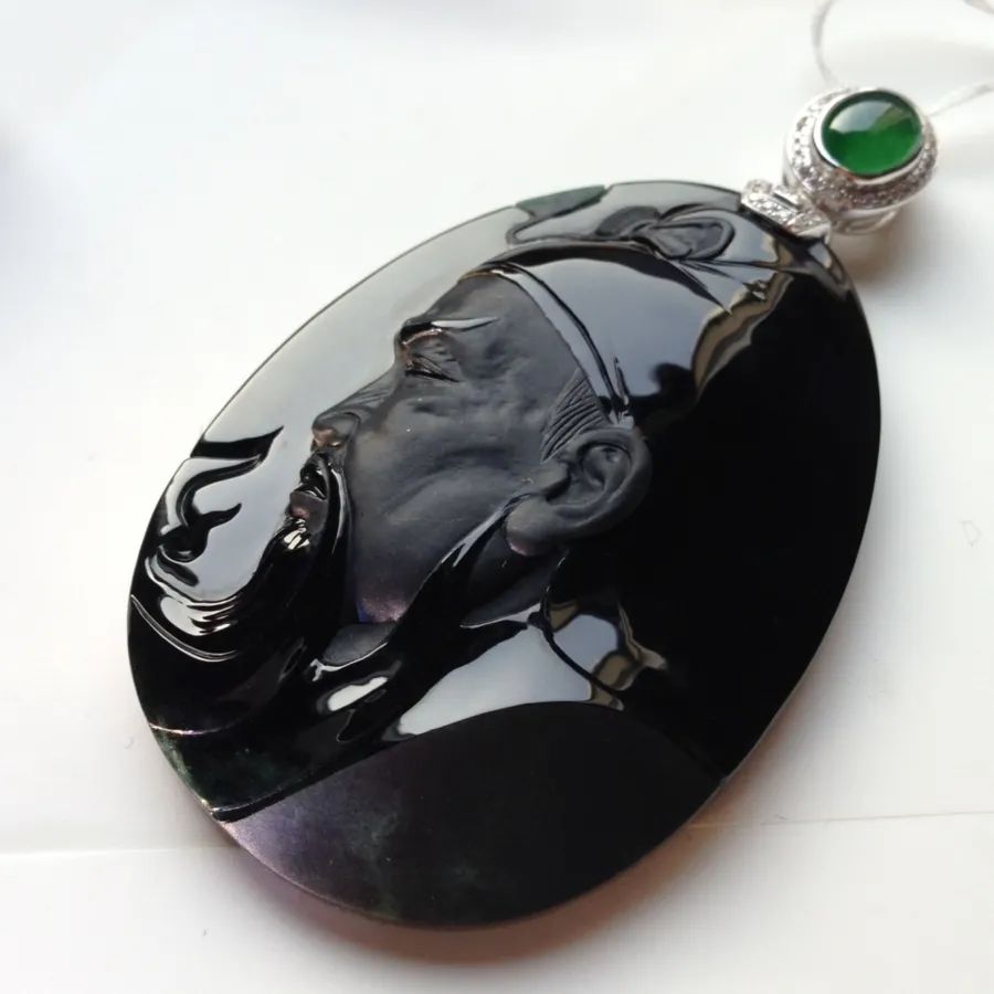 墨翠宛如一幅山水泼墨画,乌鸡种翡翠也美得另类,我们要如何区分它们呢?-第9张图片-翡翠网 墨翠宛如一幅山水泼墨画,乌鸡种翡翠也美得另类,我们要如何区分它们呢?-第9张图片-翡翠网