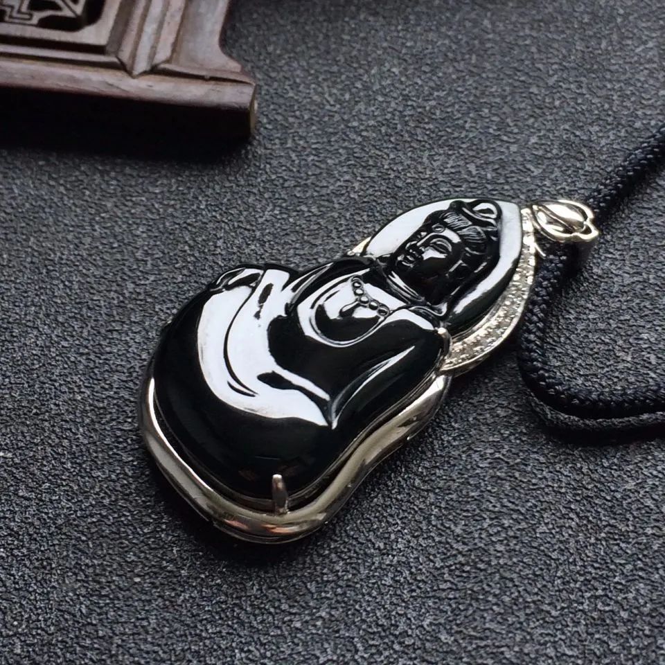 墨翠宛如一幅山水泼墨画,乌鸡种翡翠也美得另类,我们要如何区分它们呢?-第11张图片-翡翠网 墨翠宛如一幅山水泼墨画,乌鸡种翡翠也美得另类,我们要如何区分它们呢?-第11张图片-翡翠网