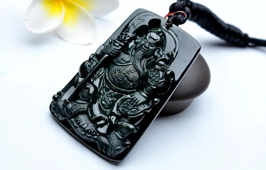 墨翠宛如一幅山水泼墨画,乌鸡种翡翠也美得另类,我们要如何区分它们呢?-第13张图片-翡翠网 墨翠宛如一幅山水泼墨画,乌鸡种翡翠也美得另类,我们要如何区分它们呢?-第13张图片-翡翠网