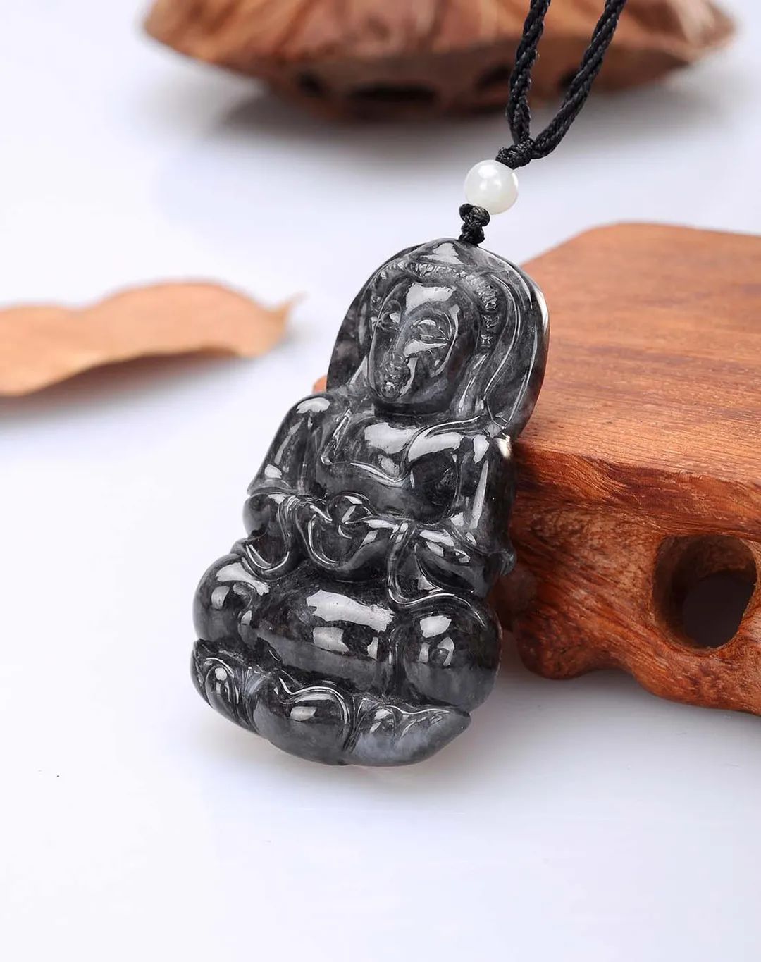 墨翠宛如一幅山水泼墨画,乌鸡种翡翠也美得另类,我们要如何区分它们呢?-第16张图片-翡翠网 墨翠宛如一幅山水泼墨画,乌鸡种翡翠也美得另类,我们要如何区分它们呢?-第16张图片-翡翠网