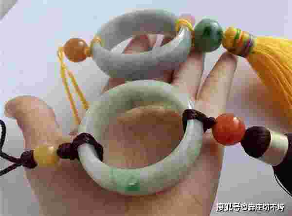 小姑娘戴玉手镯的图片小女孩带翡翠手镯图-第2张图片-翡翠网