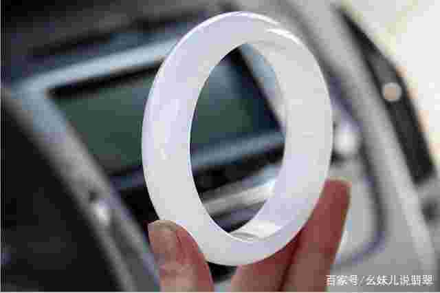 翡翠手镯特点介绍,翡翠手镯知识点-第1张图片-翡翠网 翡翠手镯特点介绍,翡翠手镯知识点-第1张图片-翡翠网