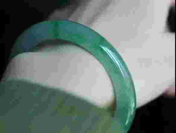 翡翠手镯特点介绍,翡翠手镯知识点-第2张图片-翡翠网 翡翠手镯特点介绍,翡翠手镯知识点-第2张图片-翡翠网