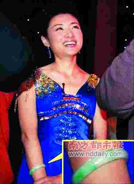 2001春晚翡翠知识,春晚观众席戴翡翠女的是谁-第1张图片-翡翠网 2001春晚翡翠知识,春晚观众席戴翡翠女的是谁-第1张图片-翡翠网