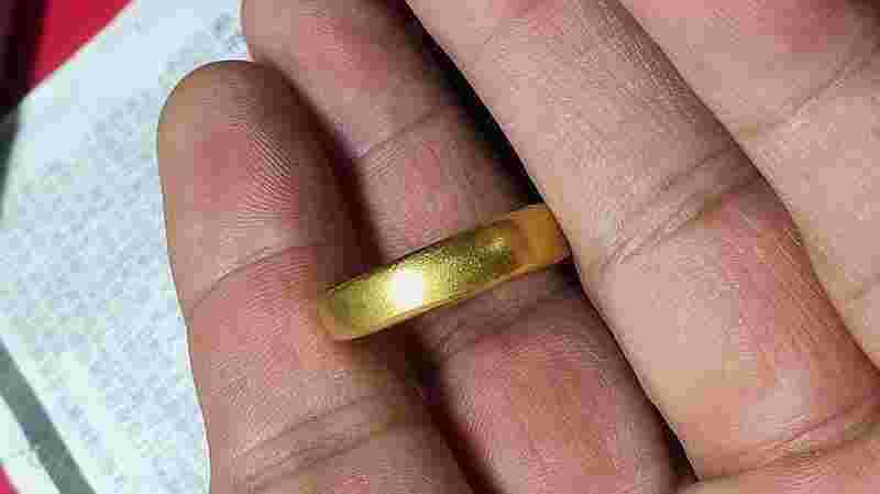 捡了个金戒指有啥讲究捡到一个金戒指是不是好事?-第1张图片-翡翠网
