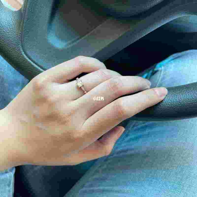 订婚钻戒是一对还是只新娘有,订婚钻戒-第1张图片-翡翠网 订婚钻戒是一对还是只新娘有,订婚钻戒-第1张图片-翡翠网