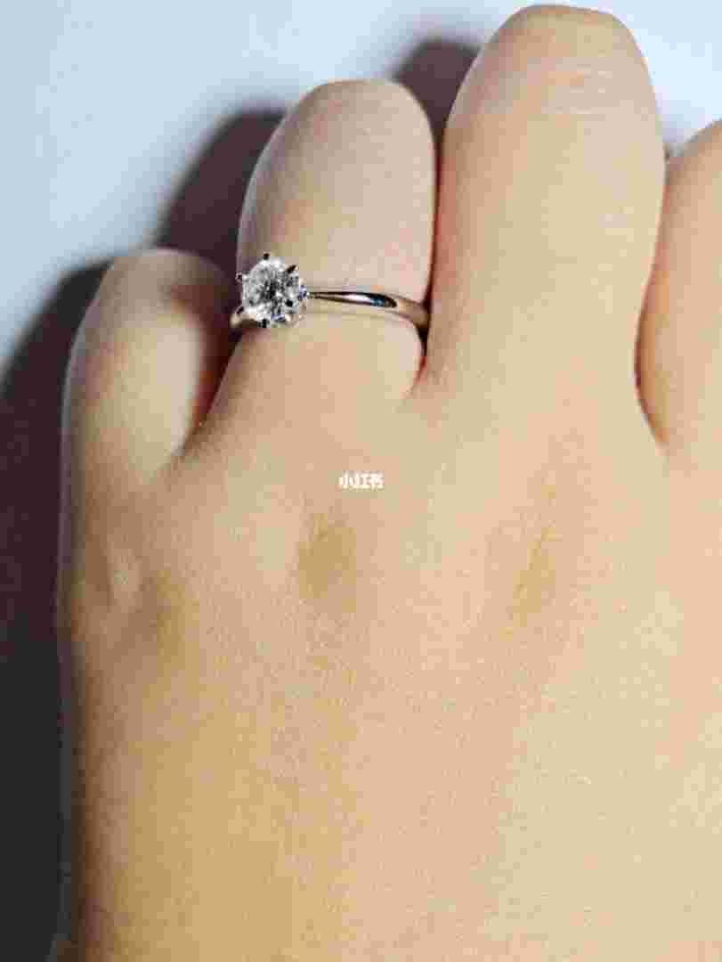 订婚钻戒是一对还是只新娘有,订婚钻戒-第2张图片-翡翠网 订婚钻戒是一对还是只新娘有,订婚钻戒-第2张图片-翡翠网