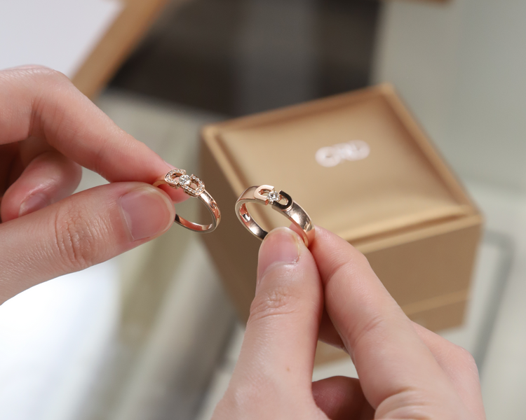 订婚戒指,订婚戒指买黄金还是钻戒-第1张图片-翡翠网 订婚戒指,订婚戒指买黄金还是钻戒-第1张图片-翡翠网