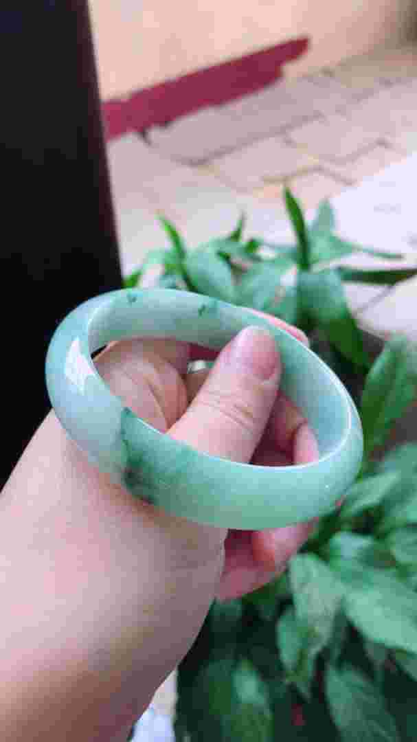 翡翠手镯飘花多好还是飘花少好呢?59圈水润飘花a货翡翠手镯-第1张图片-翡翠网 翡翠手镯飘花多好还是飘花少好呢?59圈水润飘花a货翡翠手镯-第1张图片-翡翠网