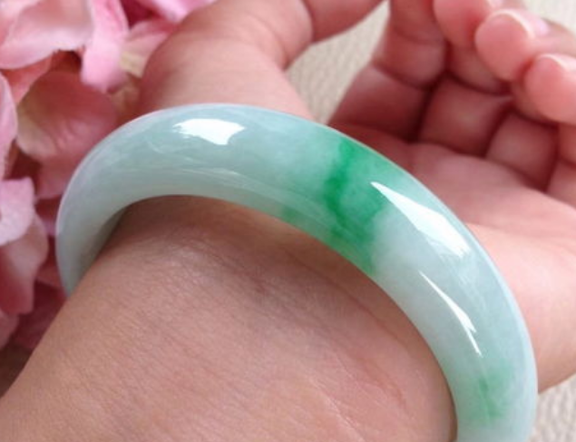 10000元的翡翠手镯,一万多的翡翠手镯上当-第2张图片-翡翠网 10000元的翡翠手镯,一万多的翡翠手镯上当-第2张图片-翡翠网