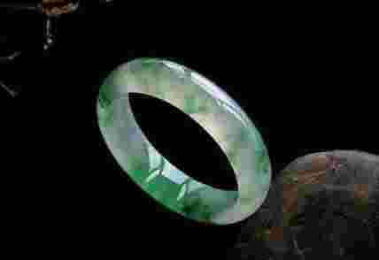 真假翡翠的辨别方法,真假翡翠知识分享-第2张图片-翡翠网 真假翡翠的辨别方法,真假翡翠知识分享-第2张图片-翡翠网