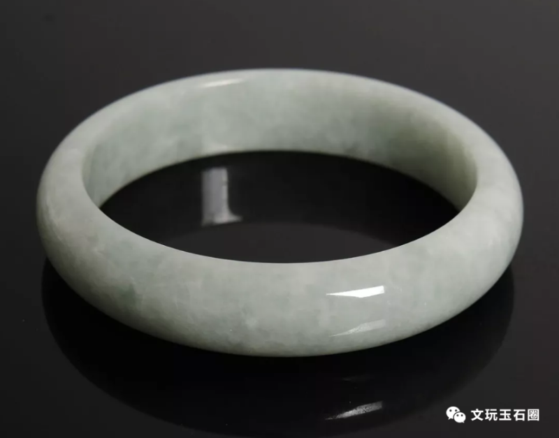 翡翠手镯戴时手疼是不是小了,女人戴的翡翠手镯带着手麻-第2张图片-翡翠网