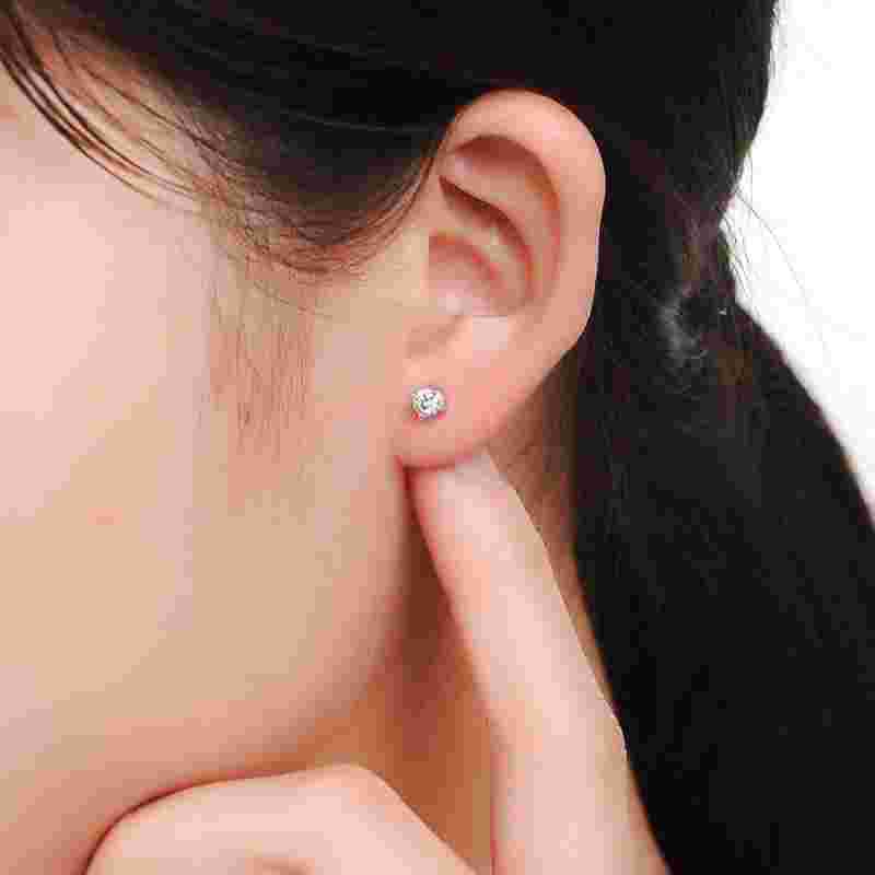 20分钻石耳钉佩戴效果25分钻石耳钉佩戴图-第1张图片-翡翠网 20分钻石耳钉佩戴效果25分钻石耳钉佩戴图-第1张图片-翡翠网