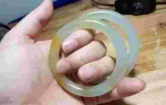 黄皮翡翠手镯切法视频,黄皮翡翠手镯切法视频讲解-第1张图片-翡翠网 黄皮翡翠手镯切法视频,黄皮翡翠手镯切法视频讲解-第1张图片-翡翠网