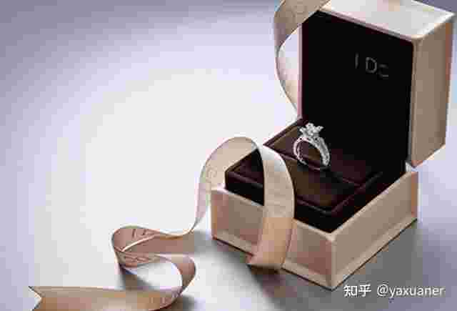 求婚戒指需要跟男朋友一起去看着买吗,男朋友求婚戒指很便宜-第1张图片-翡翠网 求婚戒指需要跟男朋友一起去看着买吗,男朋友求婚戒指很便宜-第1张图片-翡翠网