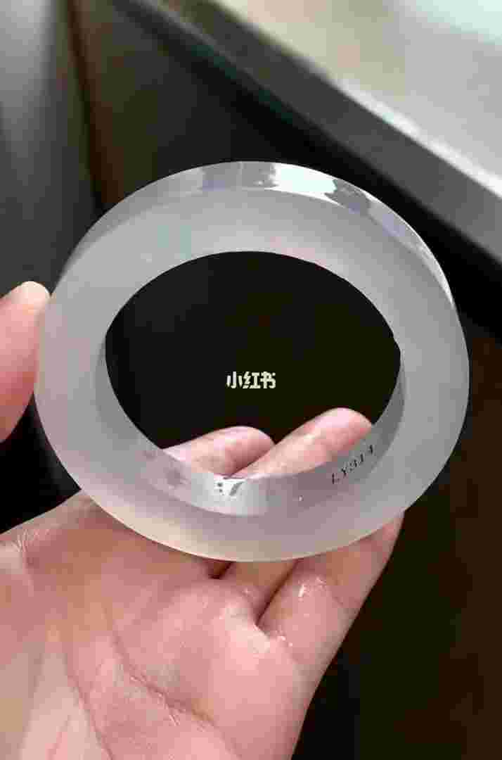 白月光手镯翡翠知识,白月光翡翠手镯有价值吗-第1张图片-翡翠网 白月光手镯翡翠知识,白月光翡翠手镯有价值吗-第1张图片-翡翠网