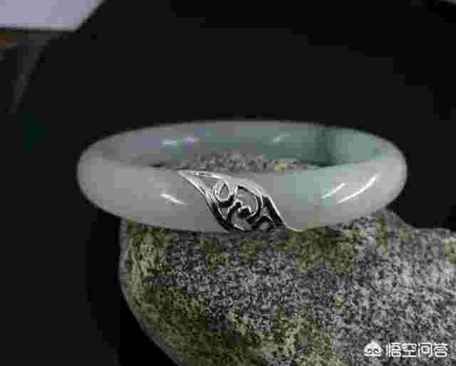 不小心把女的翡翠手镯打碎了,直播间的翡翠手镯那么便宜是真的吗-第1张图片-翡翠网 不小心把女的翡翠手镯打碎了,直播间的翡翠手镯那么便宜是真的吗-第1张图片-翡翠网