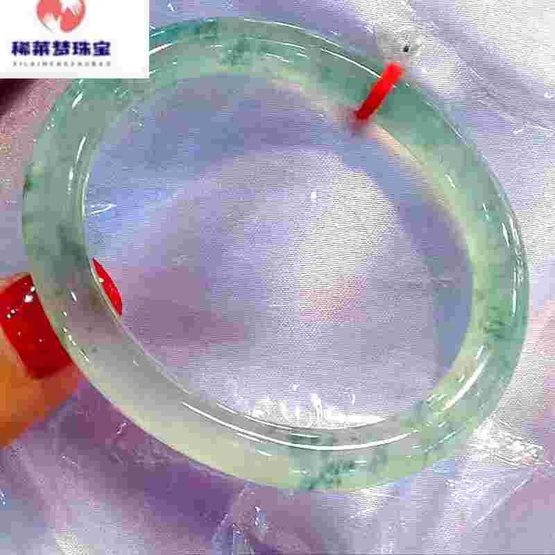 不小心把女的翡翠手镯打碎了,直播间的翡翠手镯那么便宜是真的吗-第2张图片-翡翠网 不小心把女的翡翠手镯打碎了,直播间的翡翠手镯那么便宜是真的吗-第2张图片-翡翠网