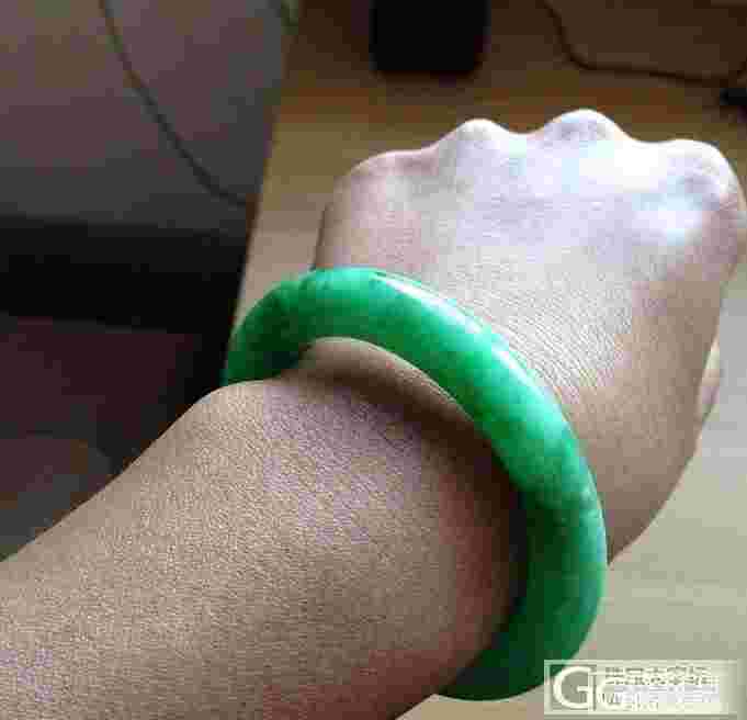 满翠绿翡翠手镯满绿的翡翠手镯怎么样-第1张图片-翡翠网 满翠绿翡翠手镯满绿的翡翠手镯怎么样-第1张图片-翡翠网