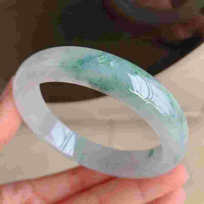 翡翠手镯有水路是说明种老么翡翠手镯有水不散开-第1张图片-翡翠网 翡翠手镯有水路是说明种老么翡翠手镯有水不散开-第1张图片-翡翠网