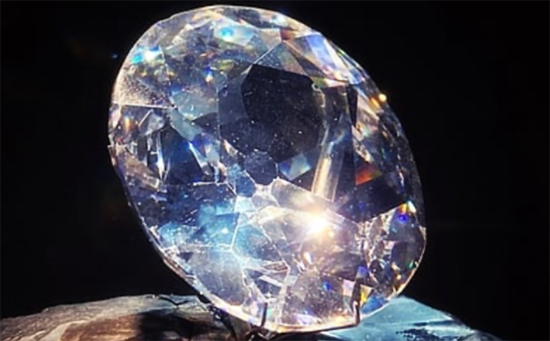 镶嵌2200颗钻石!英国王后Camilla将佩戴玛丽王后王冠出席加冕礼-第2张图片-翡翠网